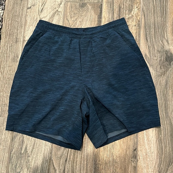 Men’s Lululemon workout shorts size Medium - Picture 1 of 4